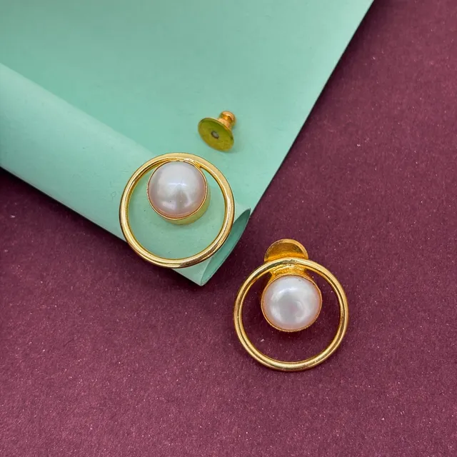 Gold-framed pearl stud earrings