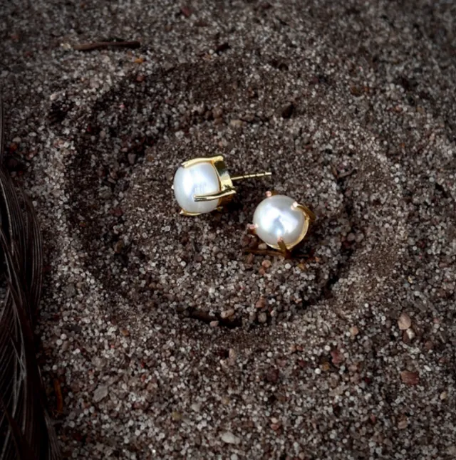 Gold claw-set pearl stud earrings