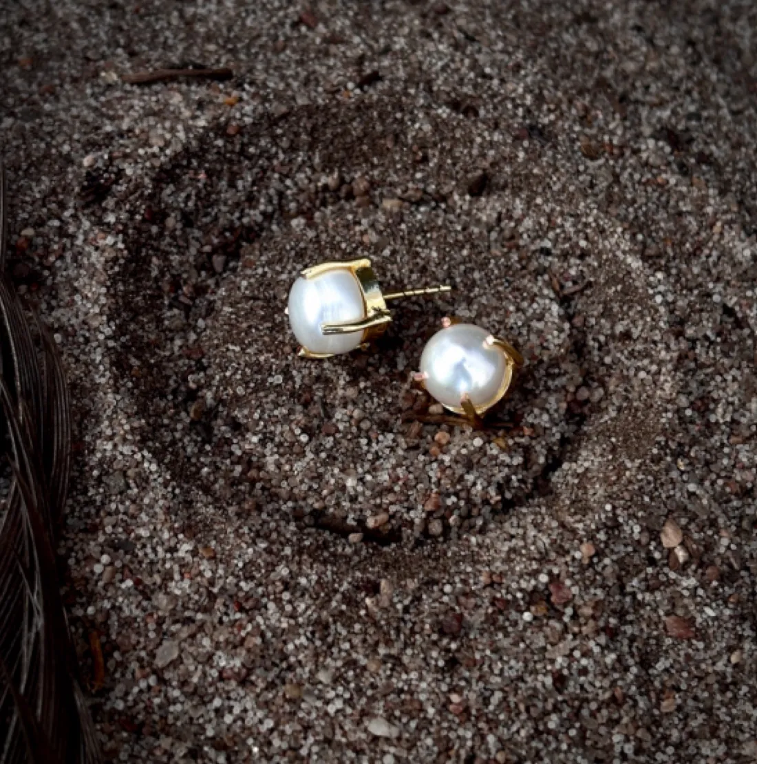 Gold claw-set pearl stud earrings
